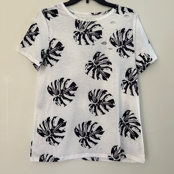 NWOT Boutique Tee - Size Medium - Picture 2 of 6